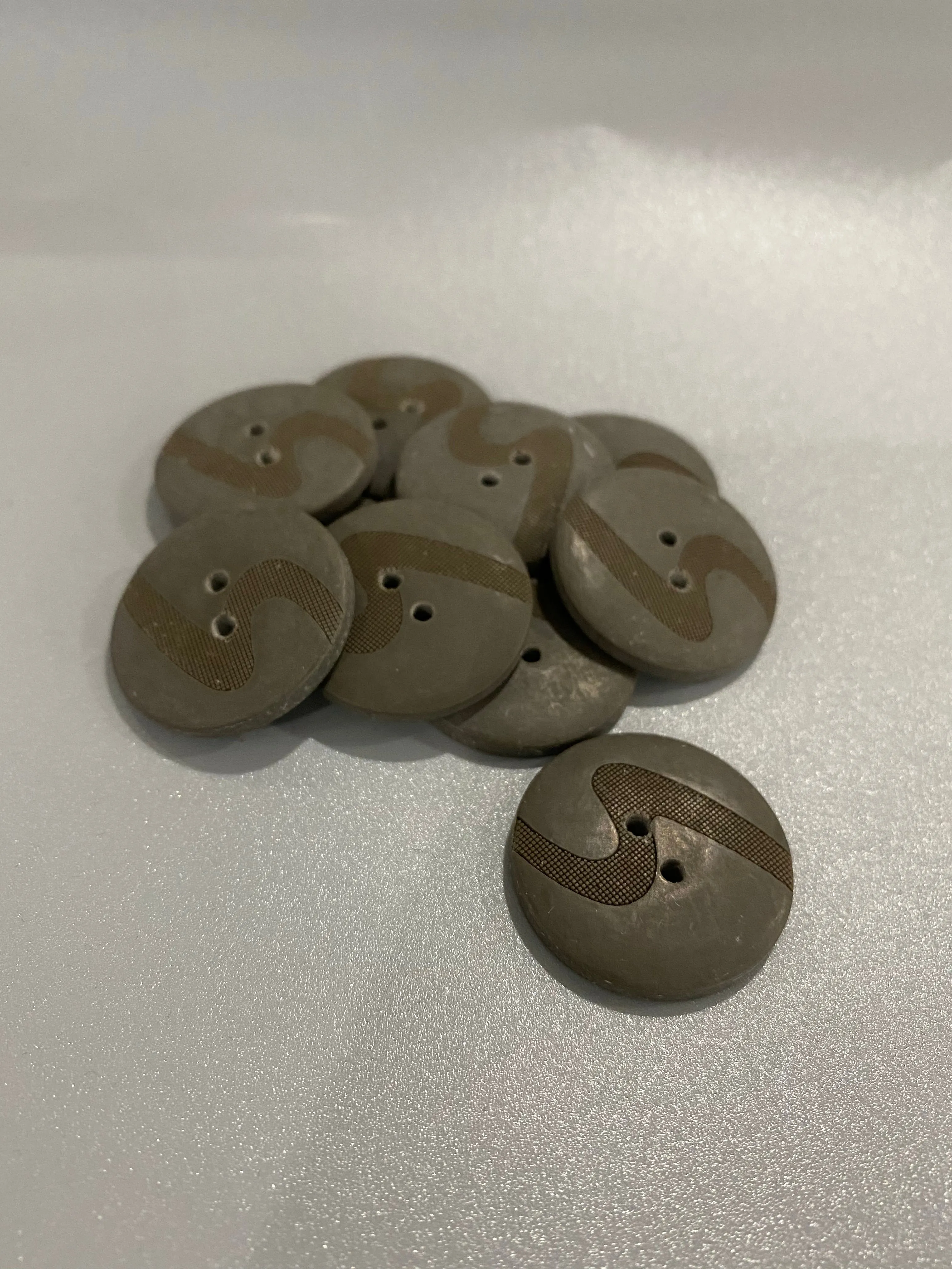 27mm Etched Buttons, Plastic (NBU0003,7:9,13,17,22,57)